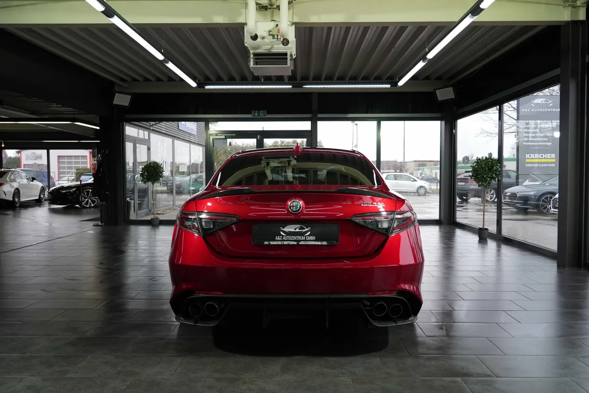 Alfa Romeo Giulia Quadrifoglio 2.9 V6 Bi-Turbo AT8 - Image 4