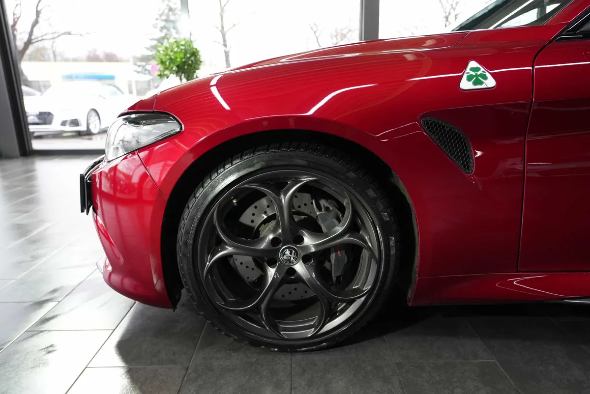 Alfa Romeo Giulia Quadrifoglio 2.9 V6 Bi-Turbo AT8 - Image 8