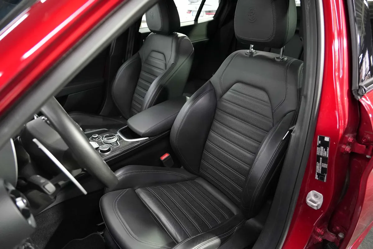 Alfa Romeo Giulia Quadrifoglio 2.9 V6 Bi-Turbo AT8 - Image 11