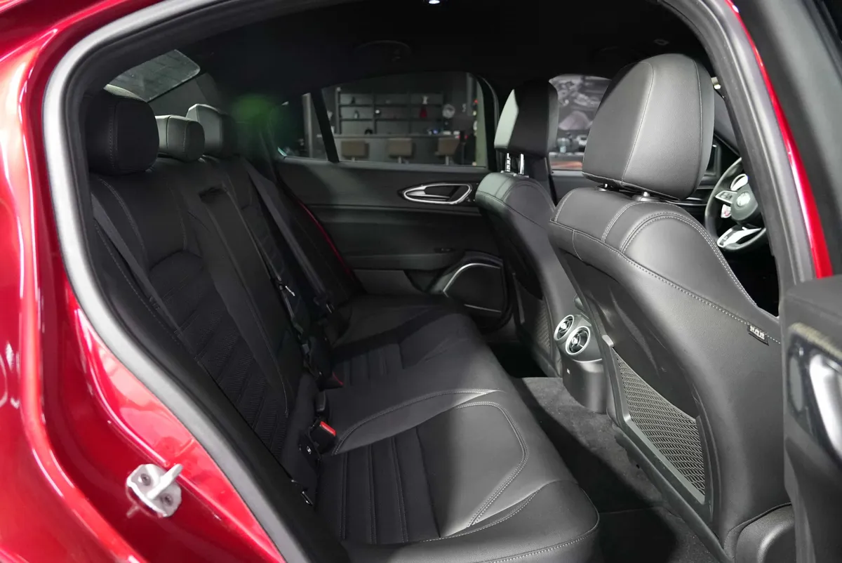 Alfa Romeo Giulia Quadrifoglio 2.9 V6 Bi-Turbo AT8 - Image 13