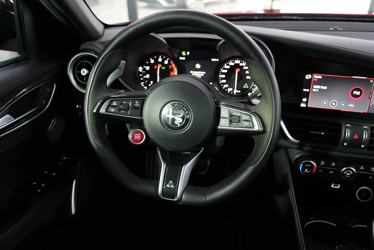 Alfa Romeo Giulia Quadrifoglio 2.9 V6 Bi-Turbo AT8 - Image 17