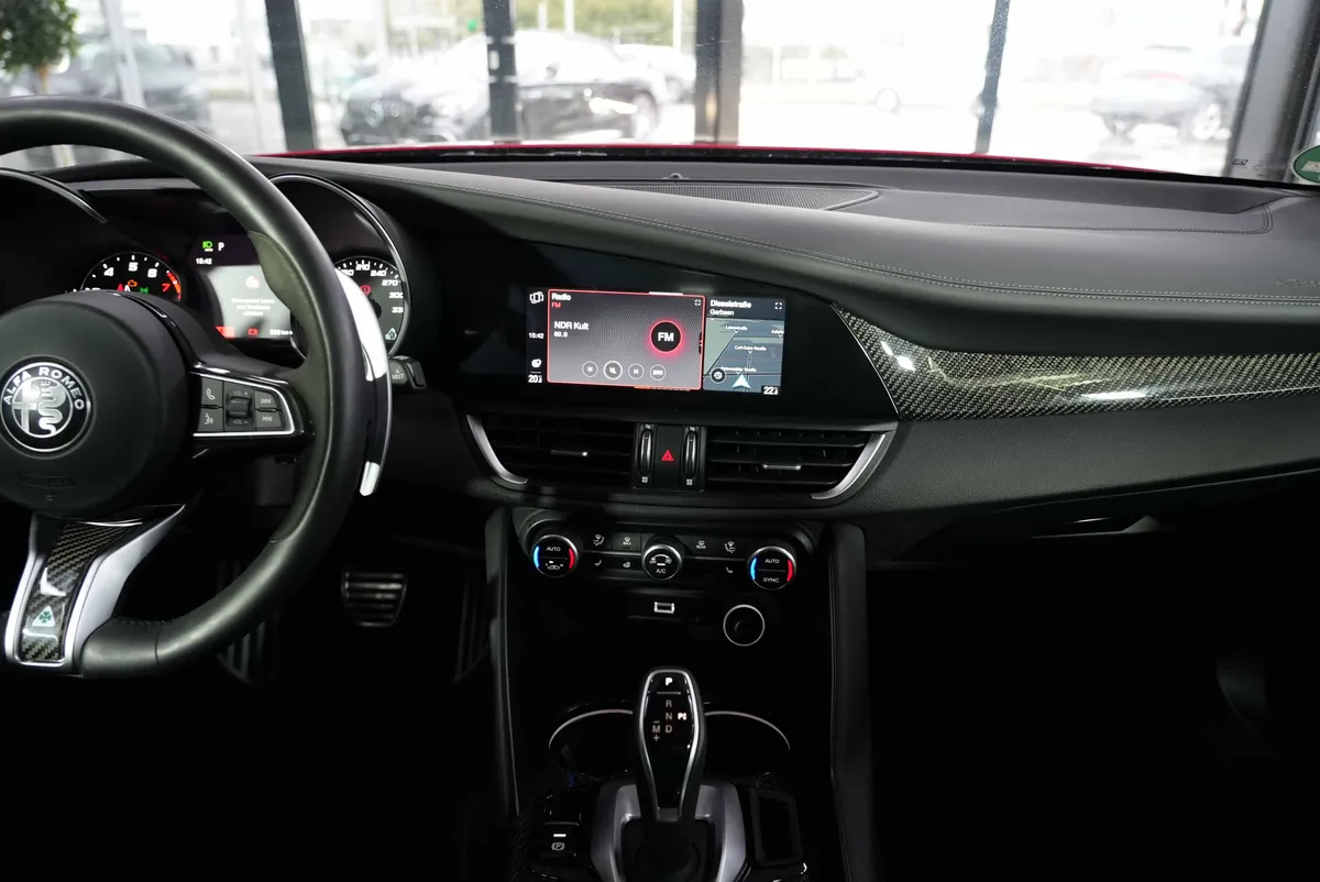 Alfa Romeo Giulia Quadrifoglio 2.9 V6 Bi-Turbo AT8 - Image 18