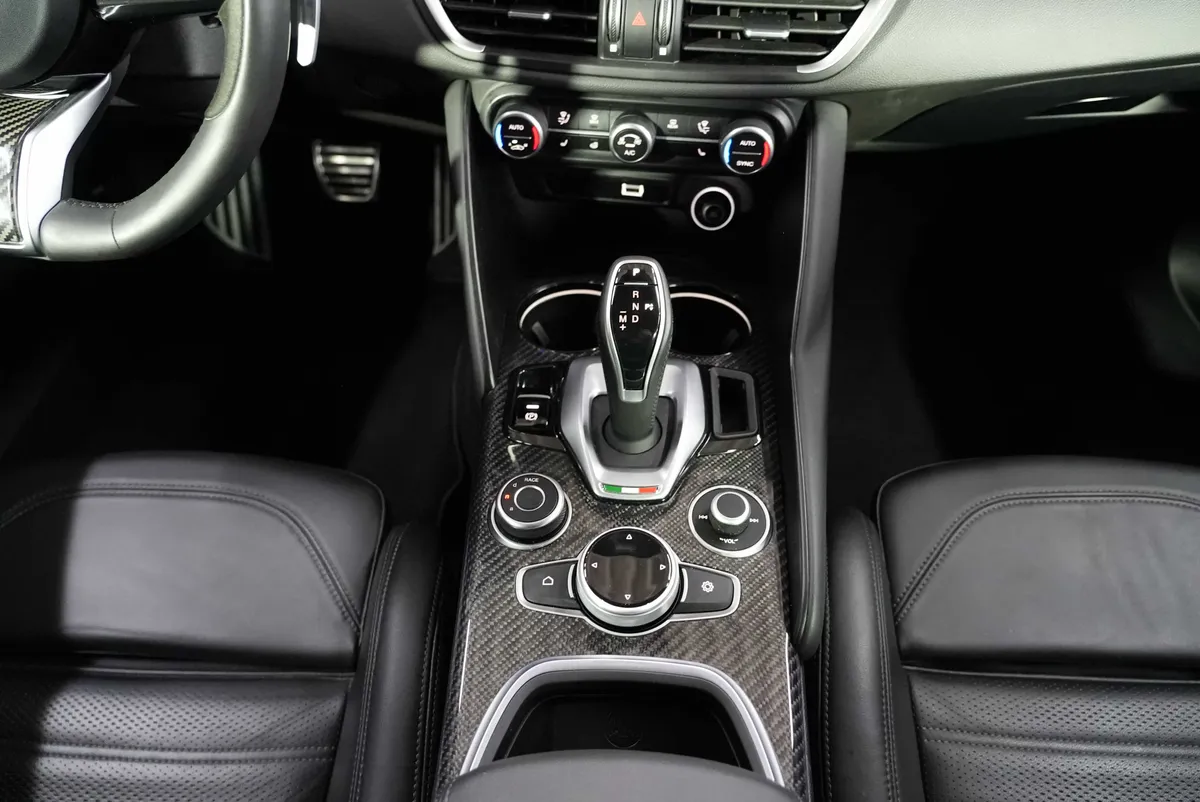 Alfa Romeo Giulia Quadrifoglio 2.9 V6 Bi-Turbo AT8 - Image 19