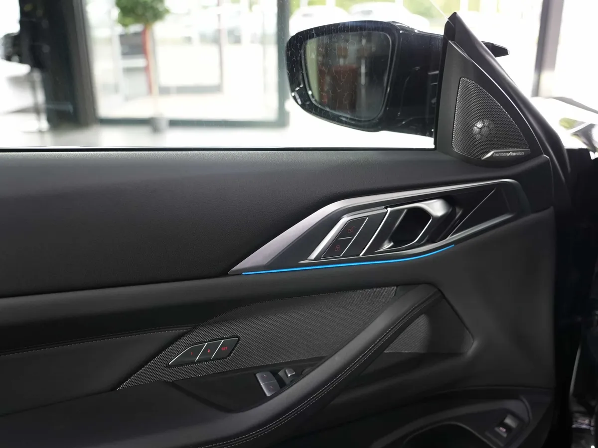 BMW M4 Coupé M xDrive Competition - Image 12