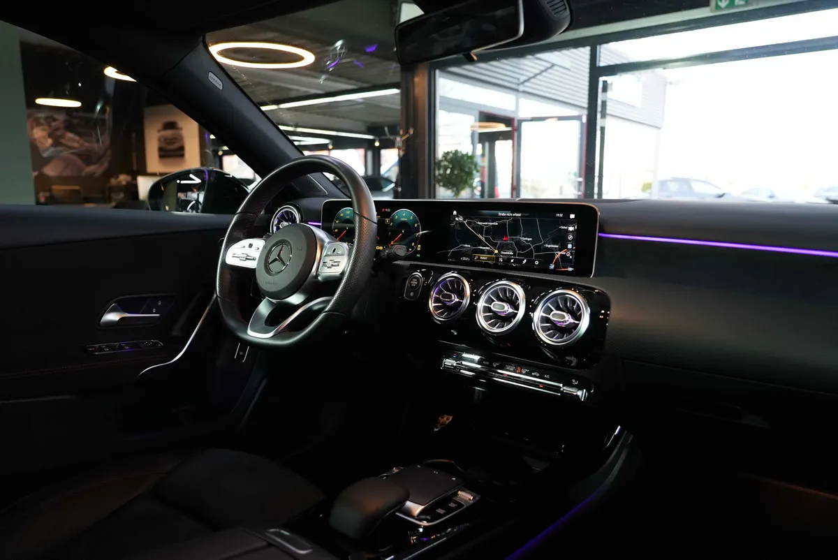 Mercedes-Benz A 200 Limousine AMG Line - Image 16