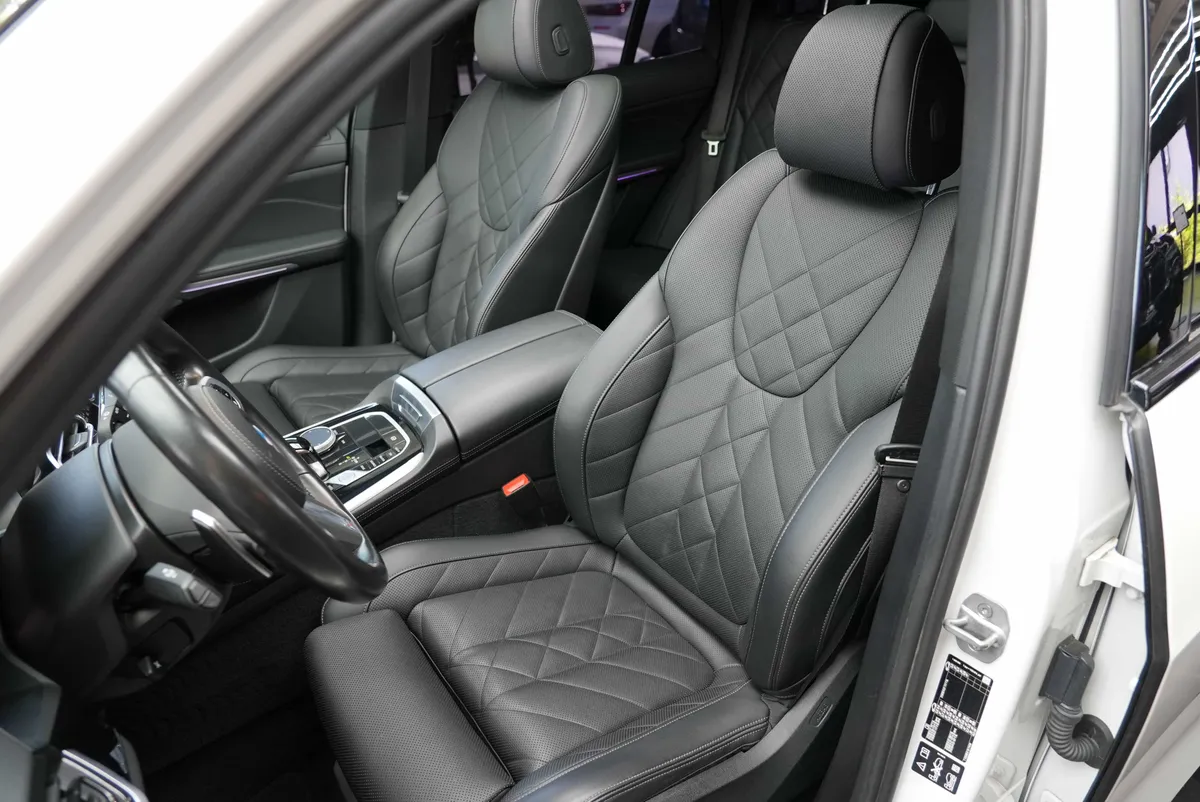 BMW X5 M50i - Image 12
