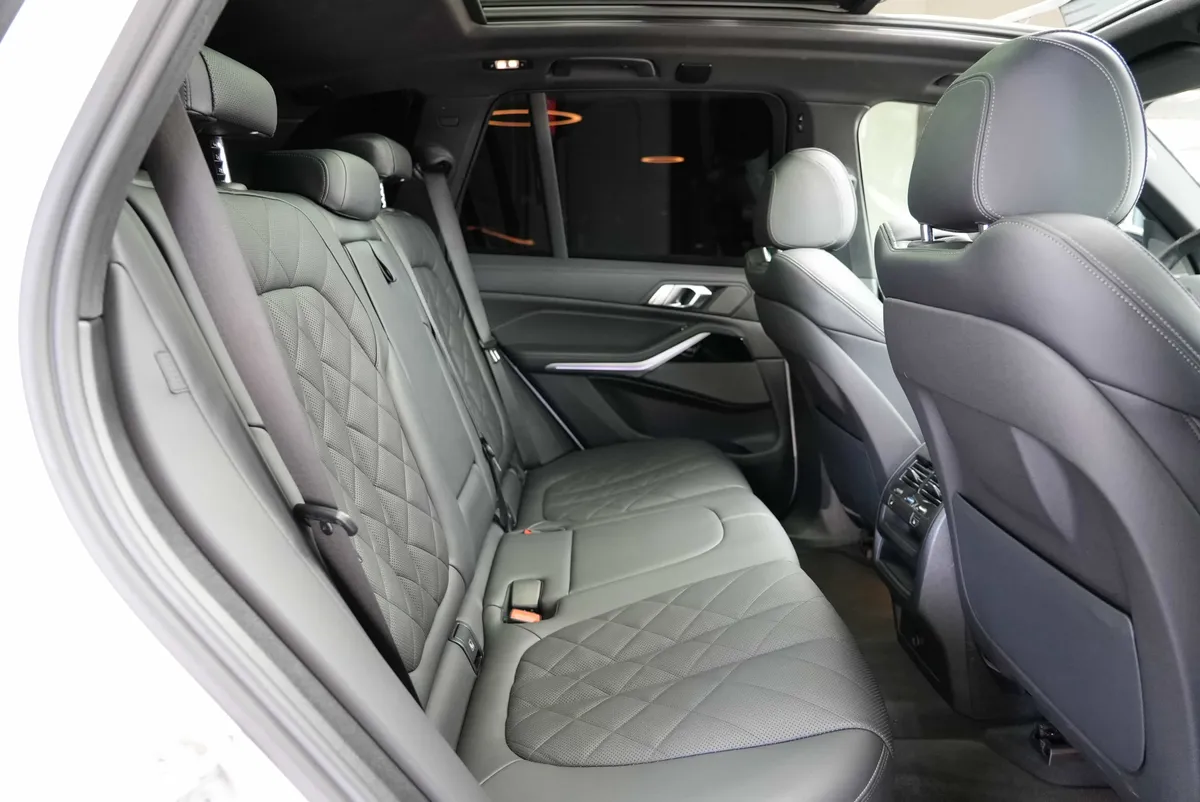 BMW X5 M50i - Image 14