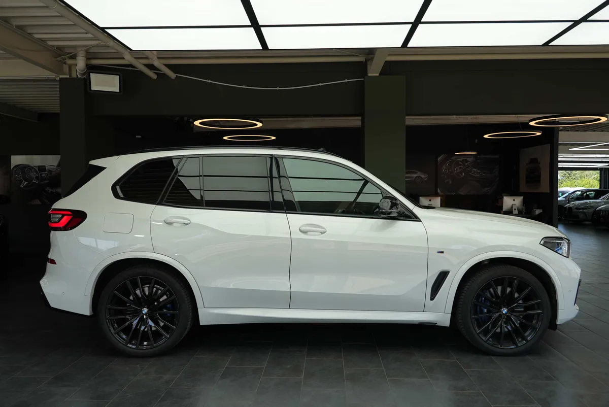 BMW X5 M50i - Image 25