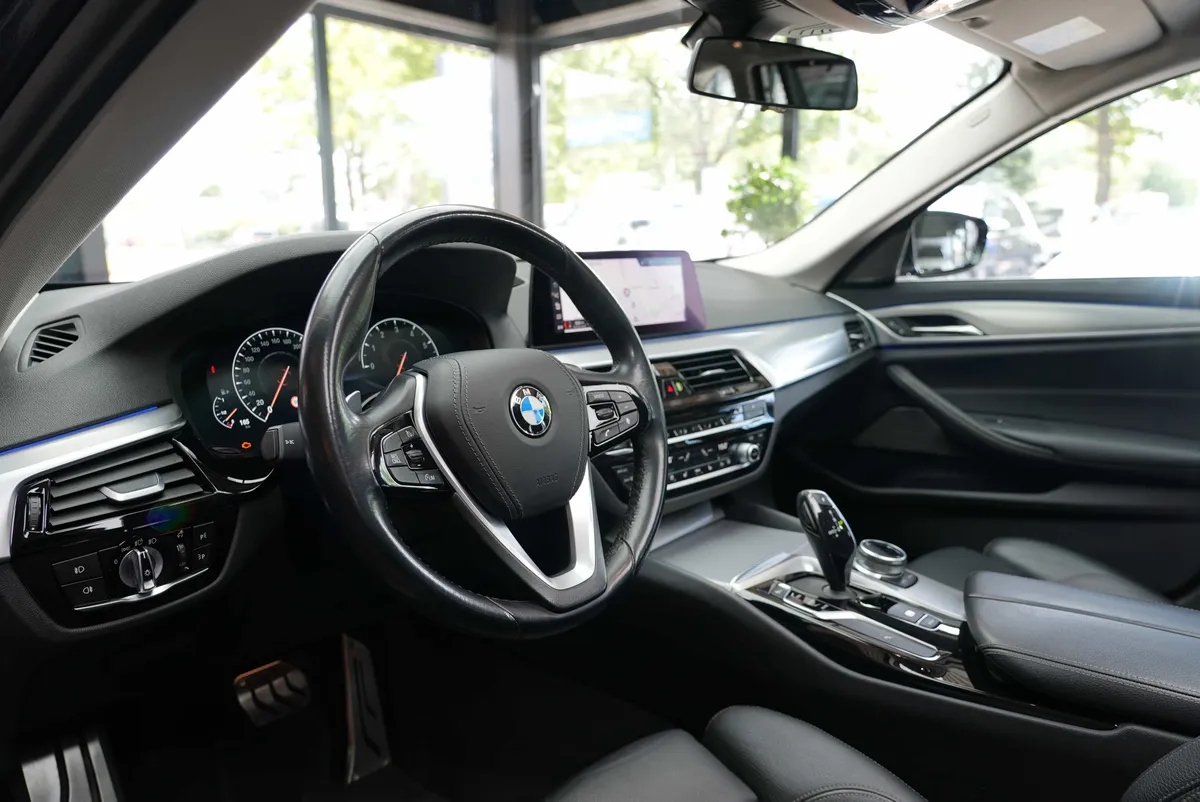 BMW 540i xDrive Touring Sport Line - Image 11