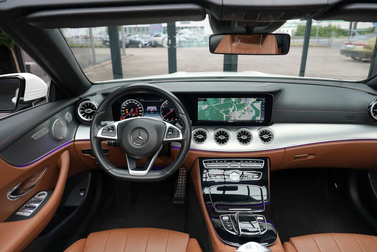 Mercedes-Benz E 200 Cabrio AMG Line - Image 16